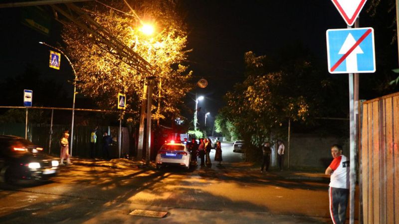 Пешеход погиб в Алматы после столкновения двух автомобилей