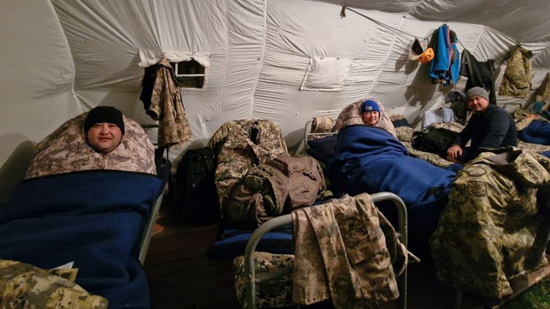 депутаты, пограничники, военослужащие