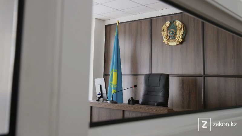 зал суда закон статус судей