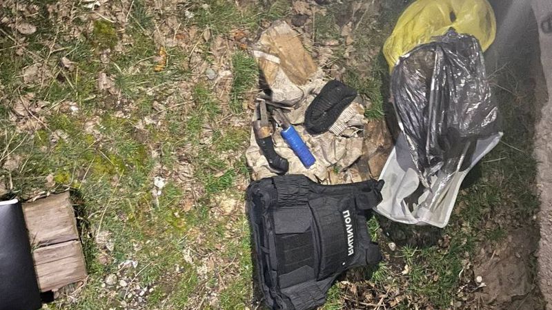 Обрез и бронежилет На вокзале Тараза найден тайник с оружием