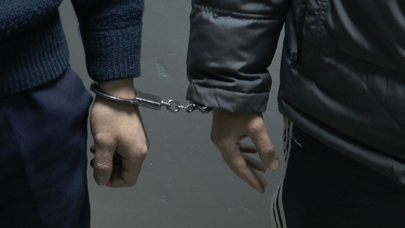 задержанный полиция наручники