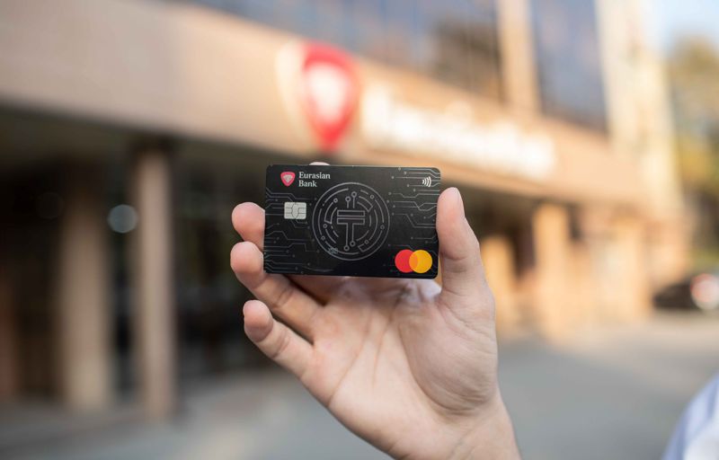 Евразийский банк и Mastercard выпустили первую платежную карту в цифровом тенге