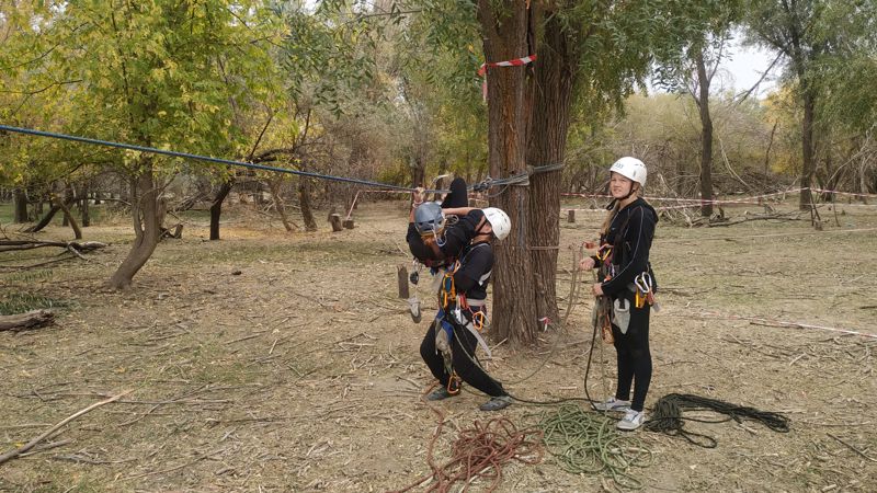 Соревнования по комбинированному туризму прошли в Туркестанской области - преодоление оврага, фото - Новости Zakon.kz от 10.10.2023 12:23