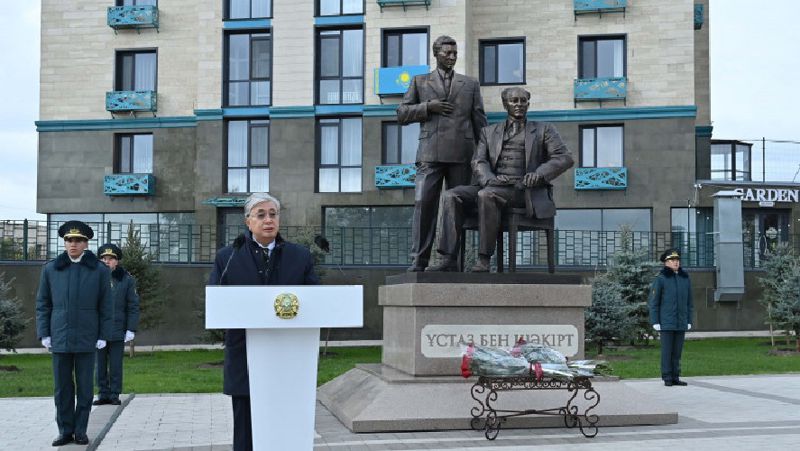 Токаев открыл памятник Ауэзову и Мухамедханову в Семее