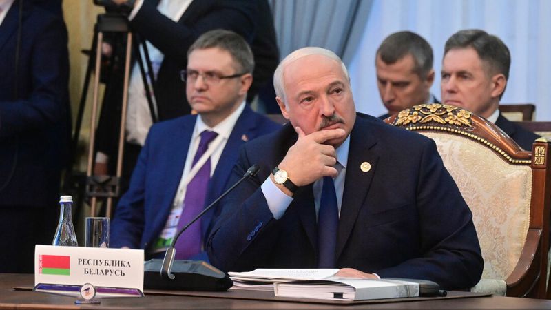 "Mersedes не заводится". Лукашенко добрался пешком на саммит ЕАЭС в Бишкеке
