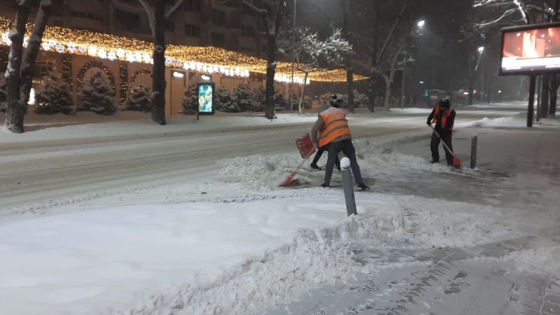 В Алматы продолжается снегопад
