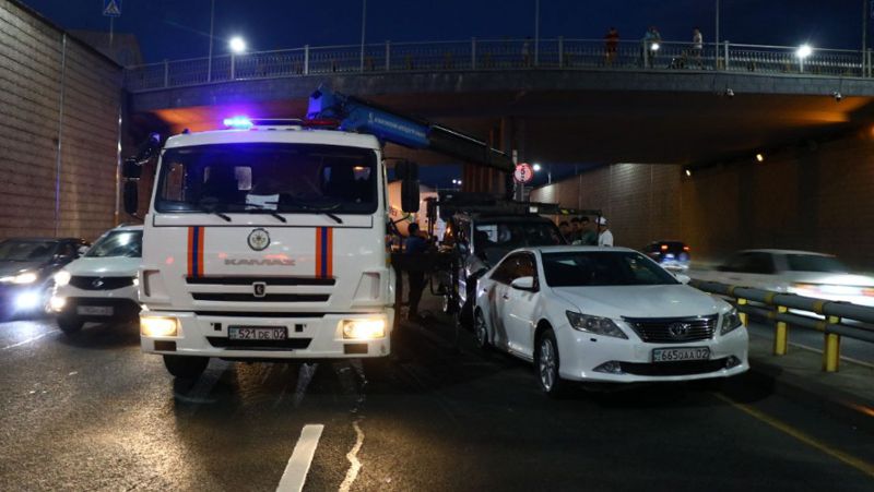 Бетономешалка протаранила 4 автомобиля в Алматы