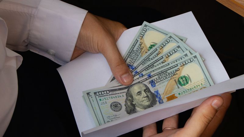 Пострадавшим от мошенников казахстанцам "вернут" по 1000 долларов