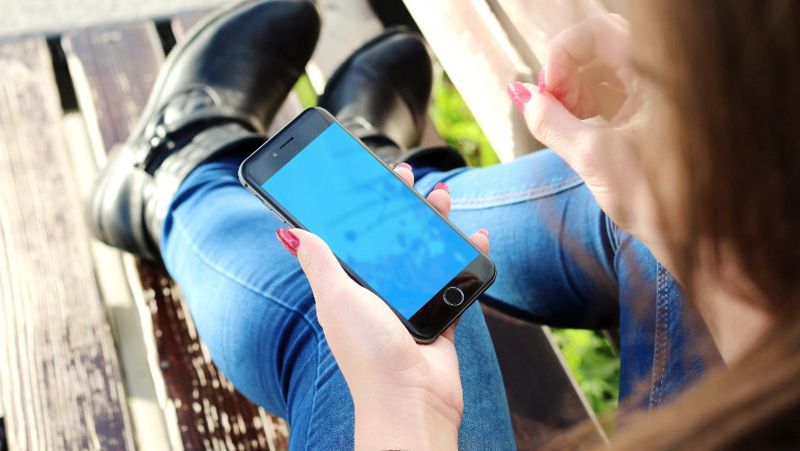 Девушка со смартфоном Опасность для осанки