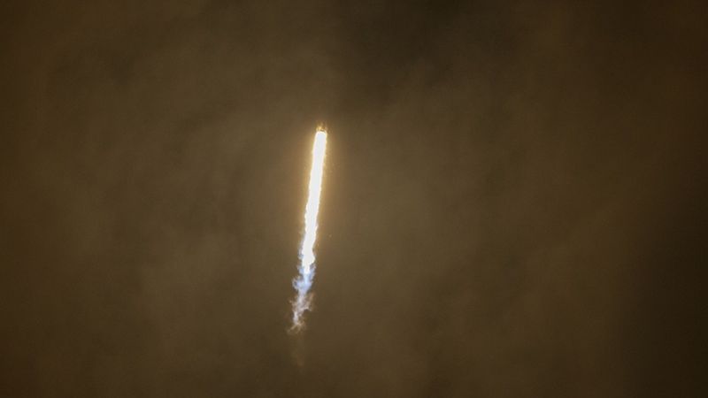 запуск ракеты-носителя Falcon 9 с группировкой из 56 микроспутников нового поколения сети Starlink.