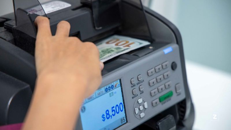 доллары в счетной машинке приостановка продажи долларов
