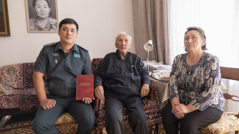 Военнослужащие Алматы в День пожилых людей посетили ветеранов