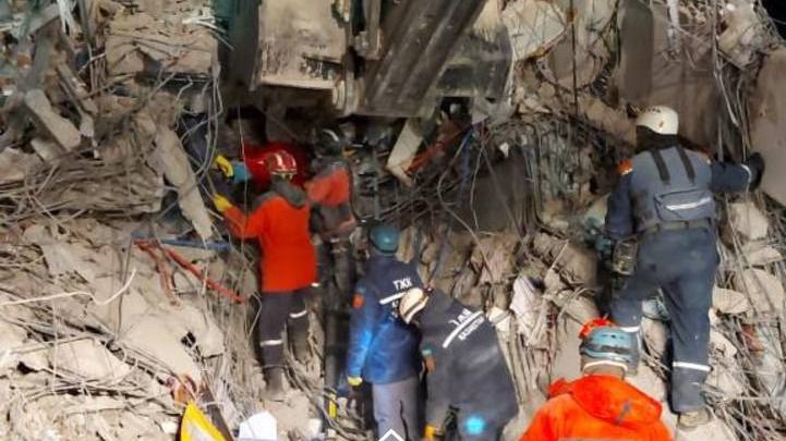 Казахстанские спасатели вытащили из-под завалов семь человек и извлекли тела 53 погибших в Турции