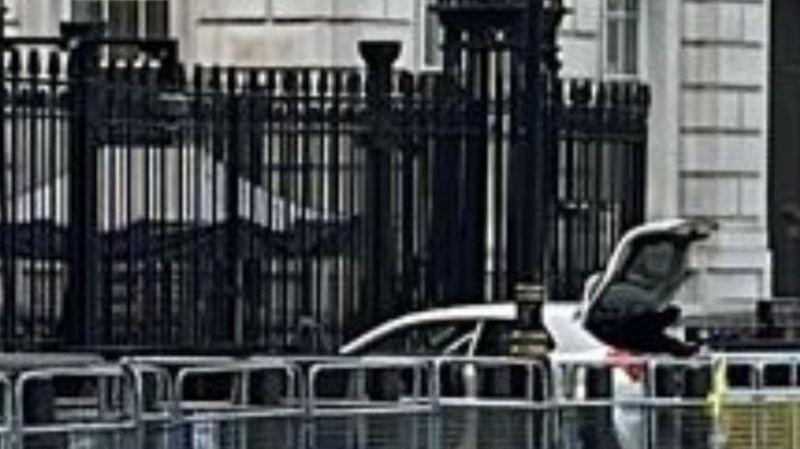 Ворота резиденции британского премьера протаранил мужчина на автомобиле