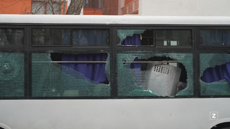 автобус, разбитые стекла 