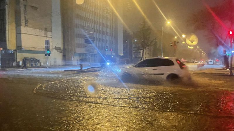 Ливни и град в двух городах Турции: дороги превратились в озеро