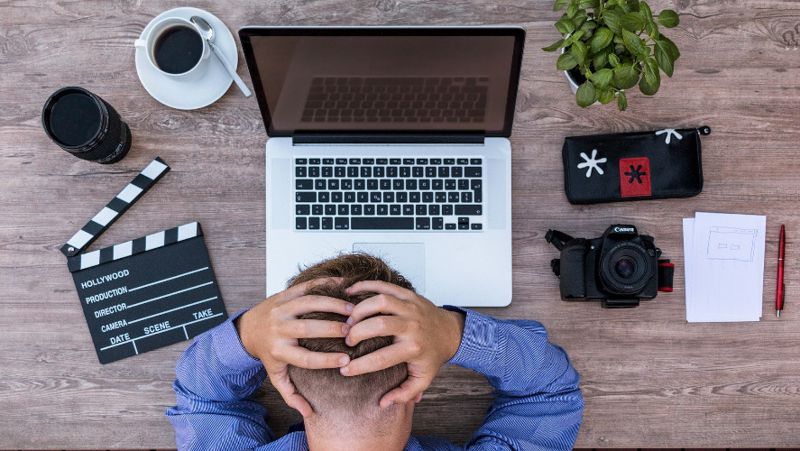 Работник за ноутбуком опасности офисной работы