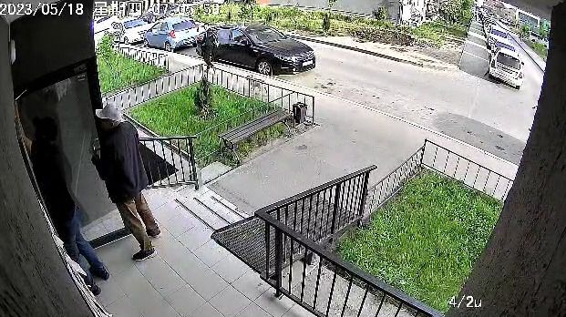 Дверь подъезда упала на ребенка