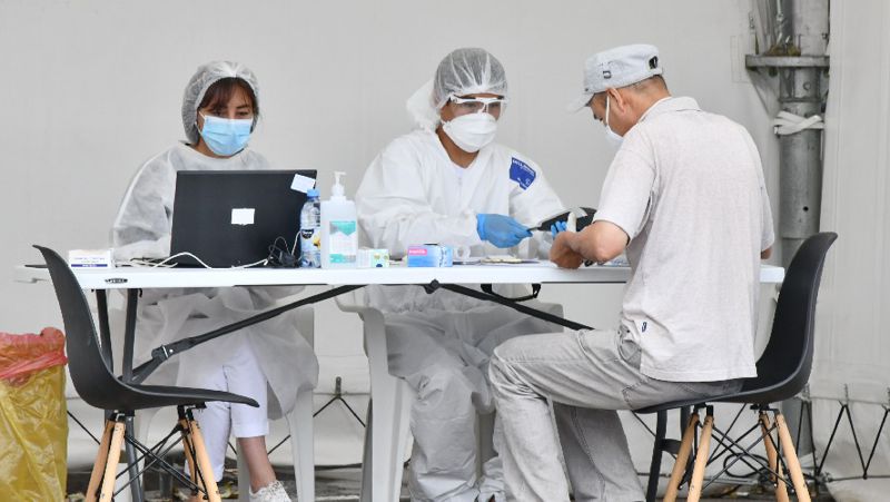 Дәрігерлер Қазақстанда бір тәулікте COVID-19 жұқтырғандар санының төмендеуі байқалды