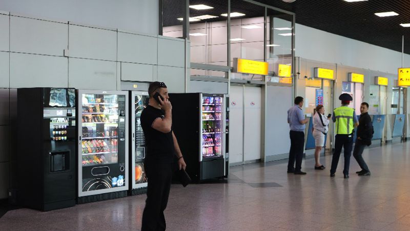 Иностранец обвинил в обмане продавца sim-карт в аэропорту Алматы