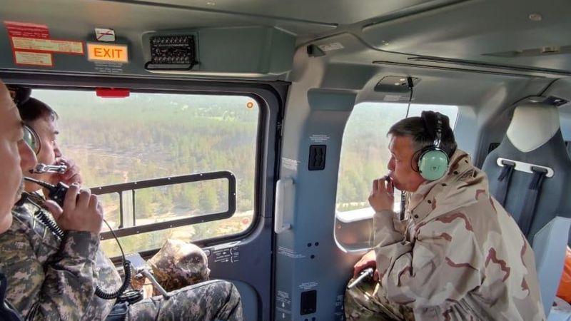 Уже 10 вертолетов задействовали в тушении крупного лесного пожара в Абайской области