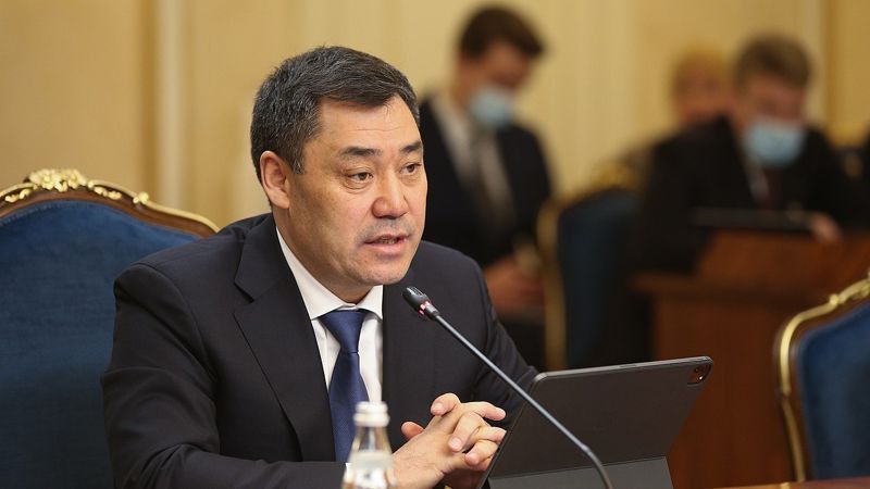 Жапаров Президенттің жиені Ұлан Жапаровқа Қырғыз Республикасы Қылмыстық кодексінің «Сыбайлас жемқорлық» бабы бойынша айып тағылып отыр. Істі Ішкі істер министрлігінің Тергеу қызметі тергеп жатыр.