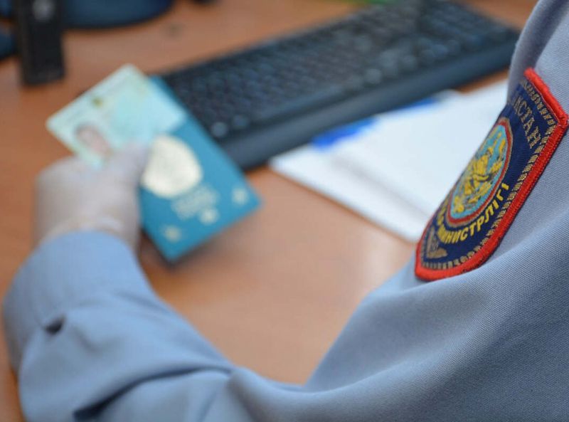 паспорт в руке Административную и миграционную полицию планируют исключить из МВД