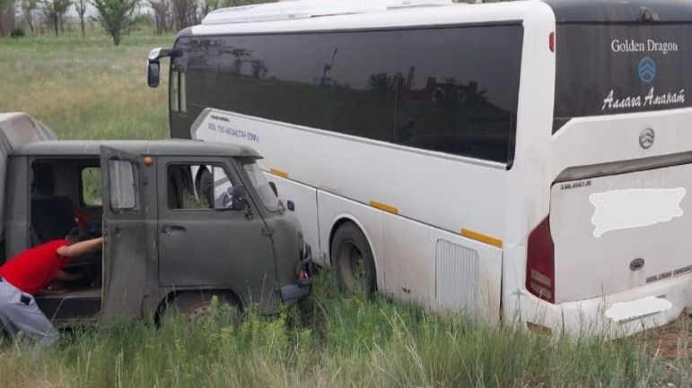 В Уральске пассажирский автобус наехал на стоявший УАЗик, есть пострадавшие