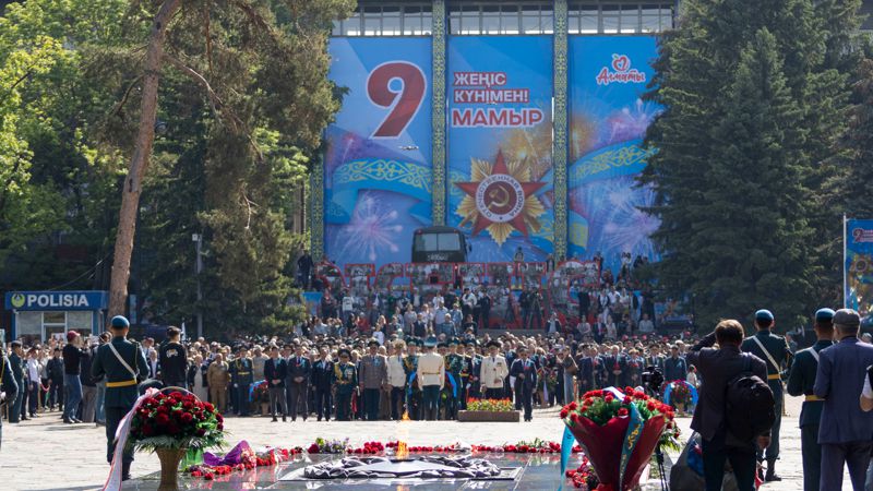 День Победы в Алматы парк имени 28 гвардейцев-панфиловцев, возложение, цветы