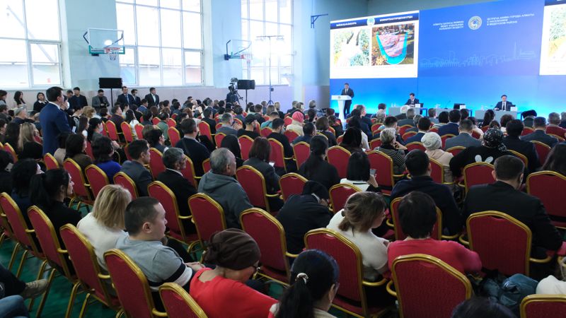 В Алматы прошла встреча акима города с населением Медеуского района