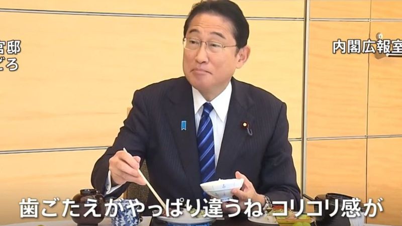 Премьер-министр Японии показательно съел рыбу, выловленную после сброса очищенной воды с АЭС