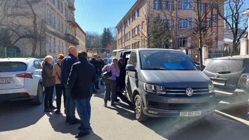 Пассажиры садятся в миниавтобус Выезд казахстанцев из Польши