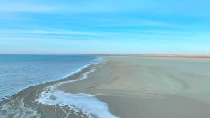 "Голый песок": обмелевший Каспий вновь запечатлели на видео с высоты