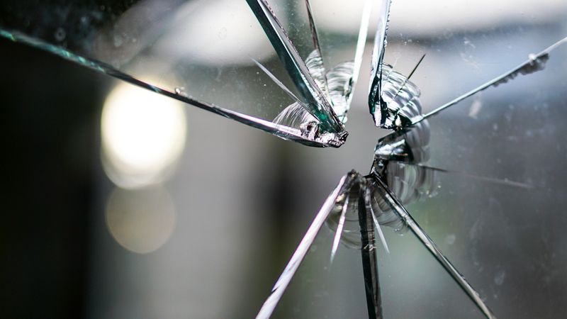 подросток разбил стеклянную дверь на остановке