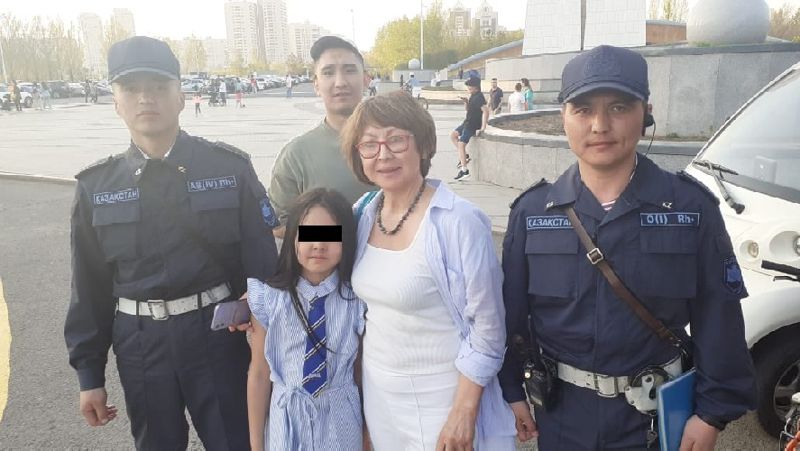 гвардейцы и девочка нашли потерявшуюся девочку в Нур-Султане