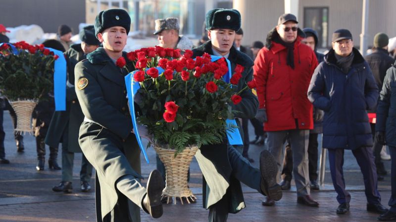 возложение цветов в Алматы к монументу Независимости