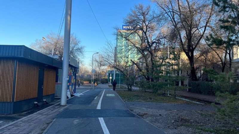 Крути педали: сезон закончился, а проблемы с велодорожками в Алматы остались