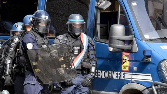 Около 200 демонстрантов получили ранения во французском Сент-Солине