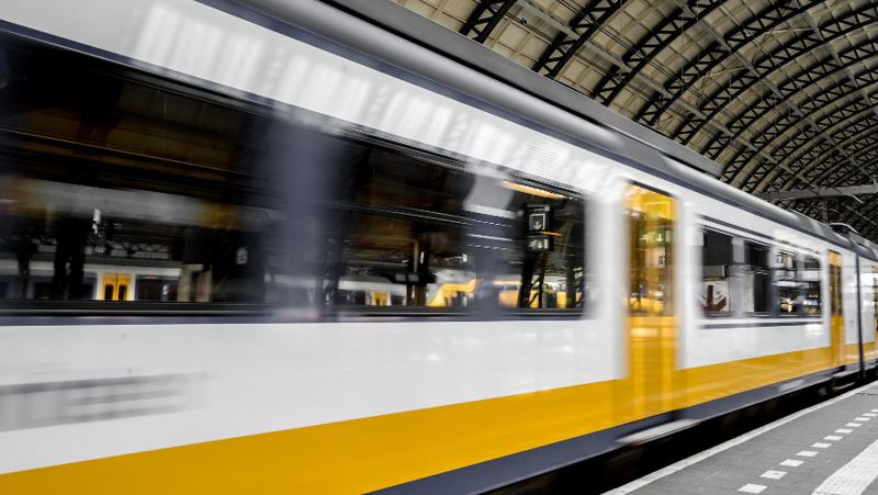 Брюссель, мужчина толкнул женщину под поезд