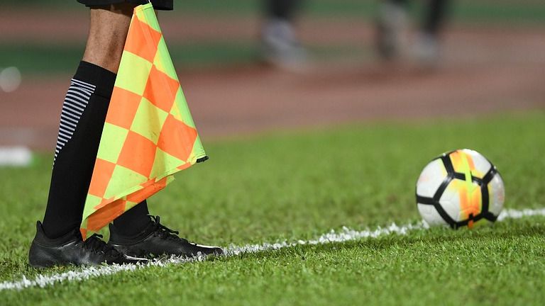 Два футбольных клуба оштрафовали за поведение болельщиков на матче 