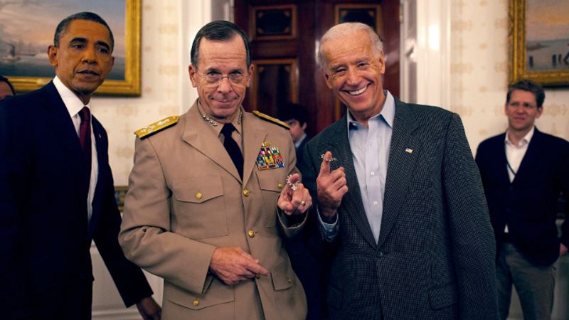 Председатель Объединенного комитета начальников штабов Майк Маллен и вице- президент Джо Байден , который сейчас является президентом Соединенных Штатов, позировали с кольцами-четками, которые были у них на пальцах во время рейда.