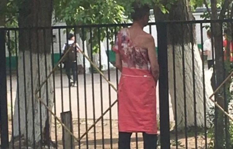 Павлодарда балаларды сырттай бақылаған ер адам қолға түсті Павлодарда балаларды сырттай бақылаған ер адам қолға түсті