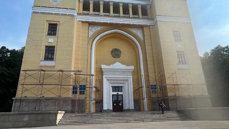 Алматинцы возмущены реставрацией исторического здания 
