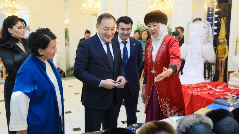 Тугжанов на выставке Ералы Тугжанов: Развитие женского предпринимательства — одно из приоритетных направлений
