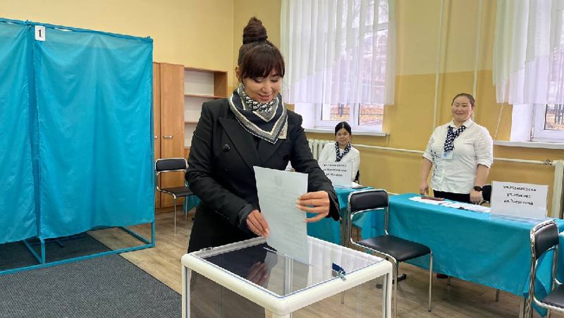 Певица Мадина Садвакасова проголосовала на выборах