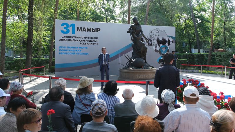 Алматы Алматыда саяси қуғын-сүргін және ашаршылық құрбандарын еске алды