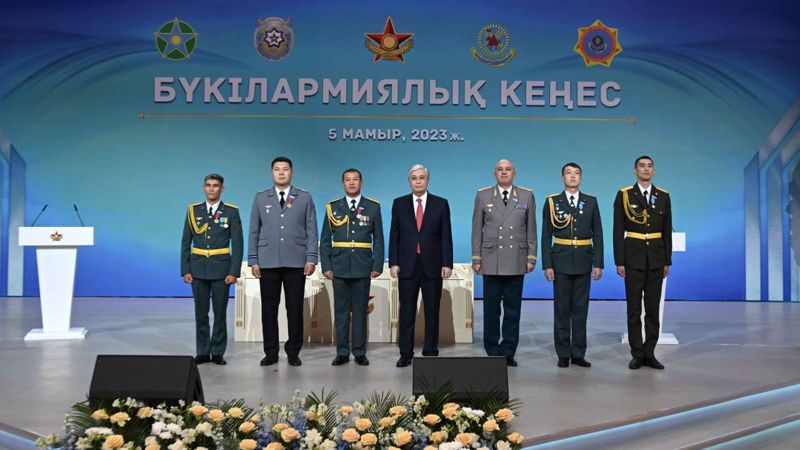 Токаев наградил за мужество и самоотверженность пятерых военнослужащих