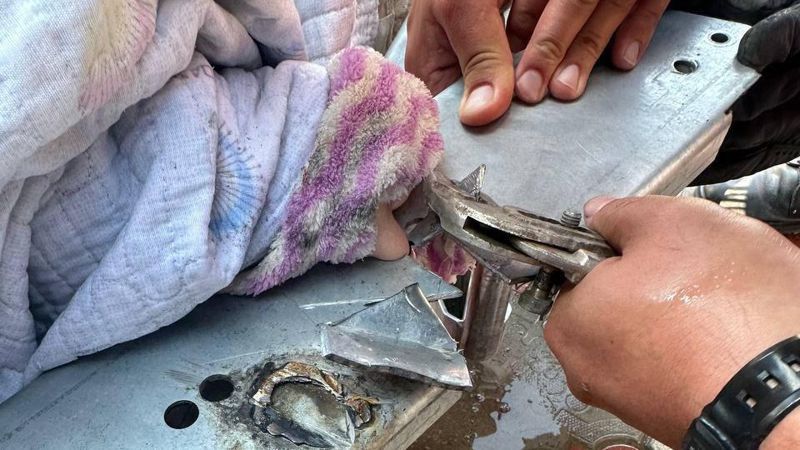 Ерекше операция: Алматы облысында құтқарушылар баланың саусағын босатып алды
