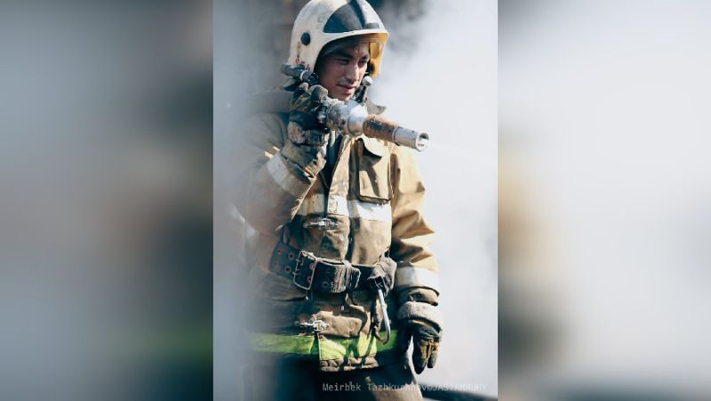 Появились новые фотографии пожарных в Костанайской области