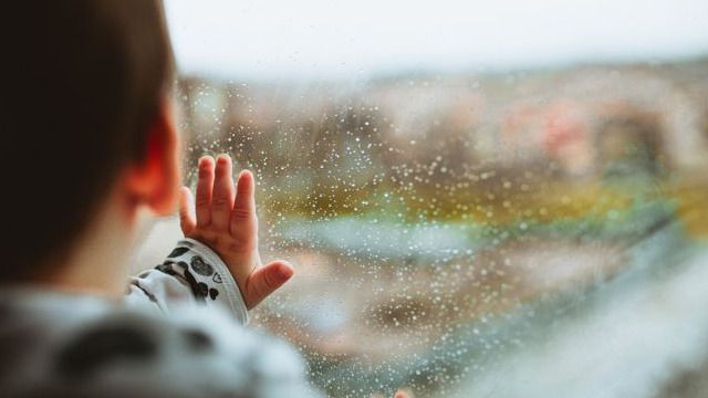 Двухлетний мальчик выпал из окна в Темиртау 
